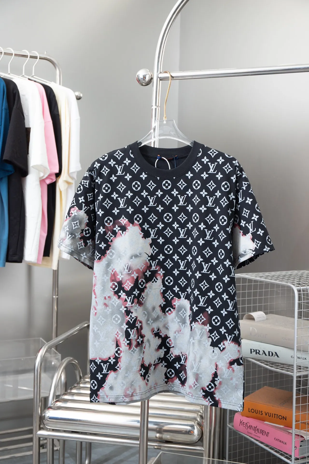 🅿️190 High-quality Lv 2025 early spring new model, MONOGRAM full-width presbyopia printed short-sleeved T-shirt, using digital printing technology to render pixel light and shadow for the Monogram pattern, and its silk-screen texture and knitting effect complement each other. Synchronized with the official website, pure cotton fabrics at the counter! Comfortable against the skin, durable and easy to wear, meticulous original craftsmanship, custom-made 260g vat-dyed fabric, very comfortable to the touch, latest brick cabinet synchronization, OS off-shoulder version, fashionable and individual, super versatile and good-looking, very suitable for both men and women, must-have style, hang tag, collar label, washed wheat, complete with three labels S M L XL